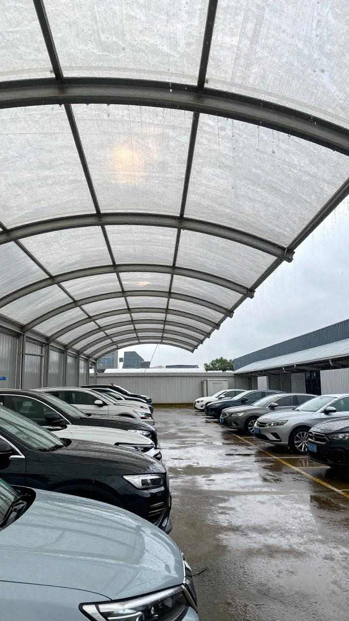 膜结构车棚如何度过下雨天的呢?(图2) 膜结构车棚如何度过下雨天的呢?