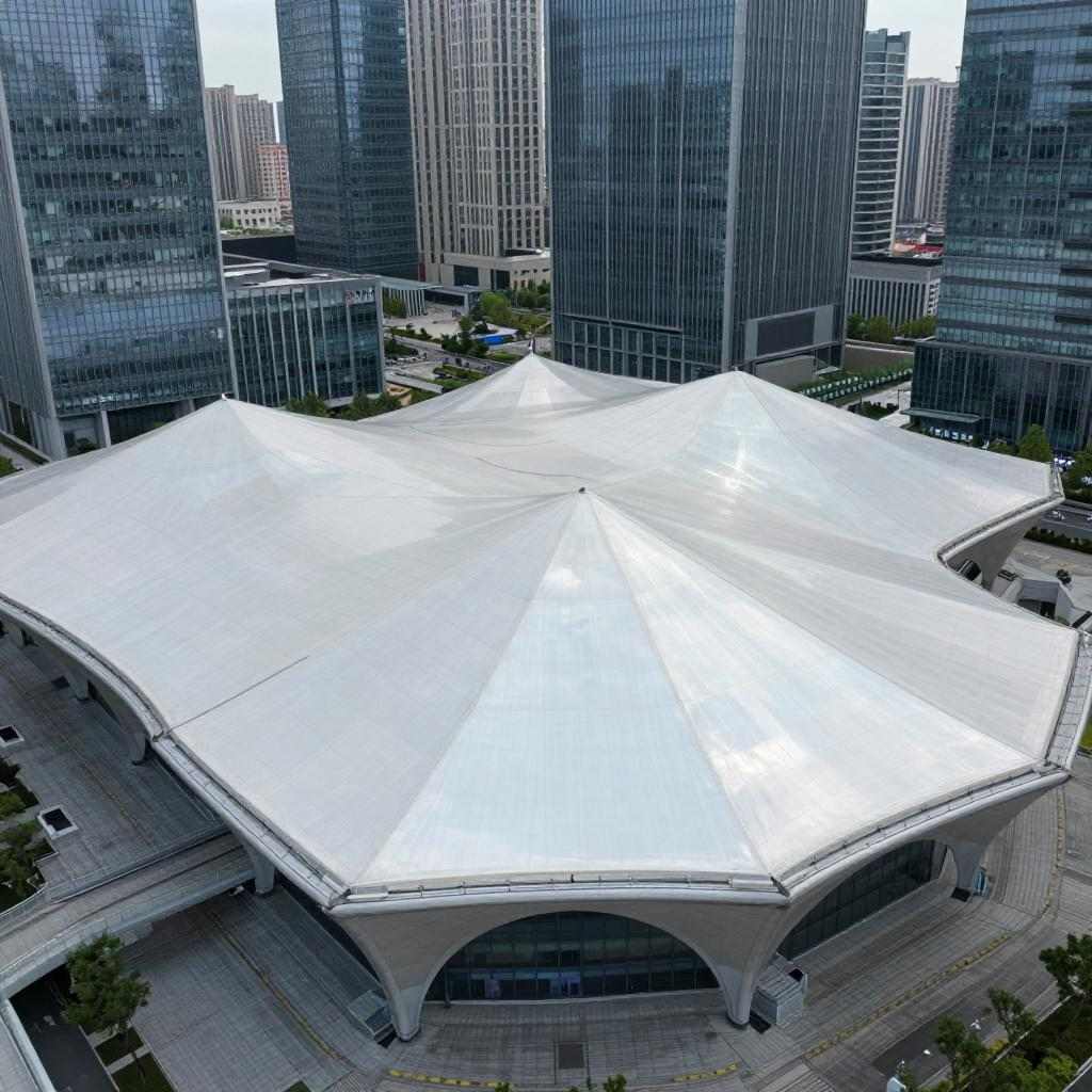 膜结构车棚采光顶要比传统玻璃轻(图3) 膜结构车棚采光顶要比传统玻璃轻