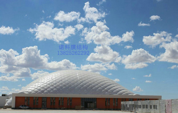 气膜建筑照明方式解析:吊式与落地灯杆式照明优劣对比 气膜建筑照明方式解析:吊式与落地灯杆式照明优劣对比