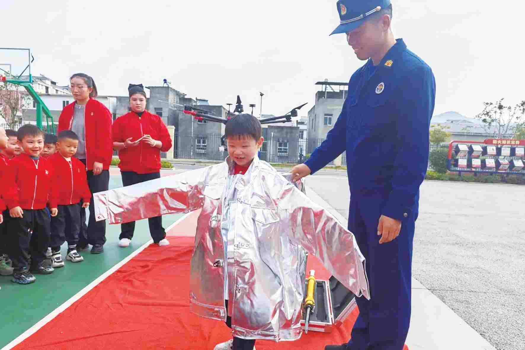 消防员蔡传波三次挺身而出，诠释见义勇为与职业本色(图1)