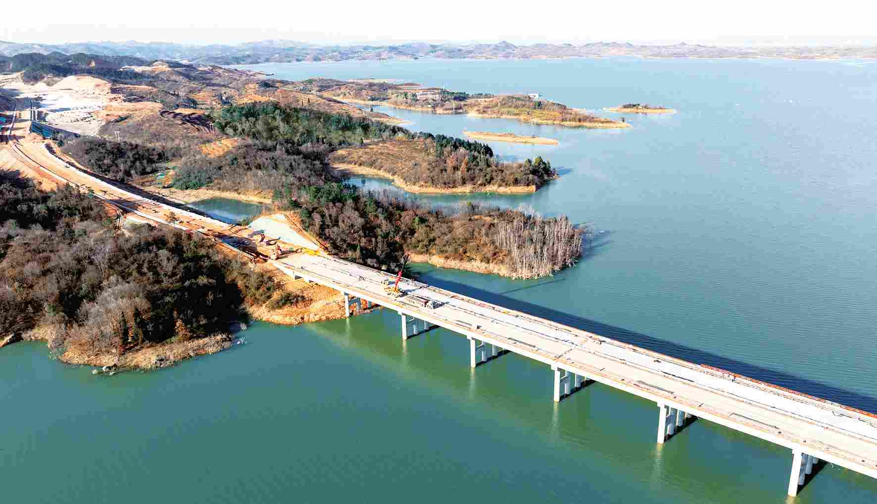 玄岳大道武当山段柳树沟大桥加紧施工，助力区域交通一体化发展(图1)